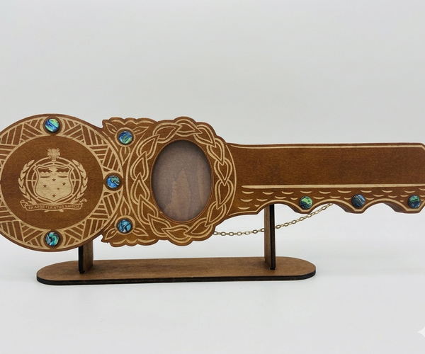 21st key Samoan Shield design with stand