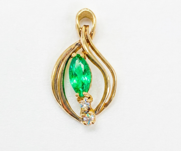 9ct Emerald/diamond pendant