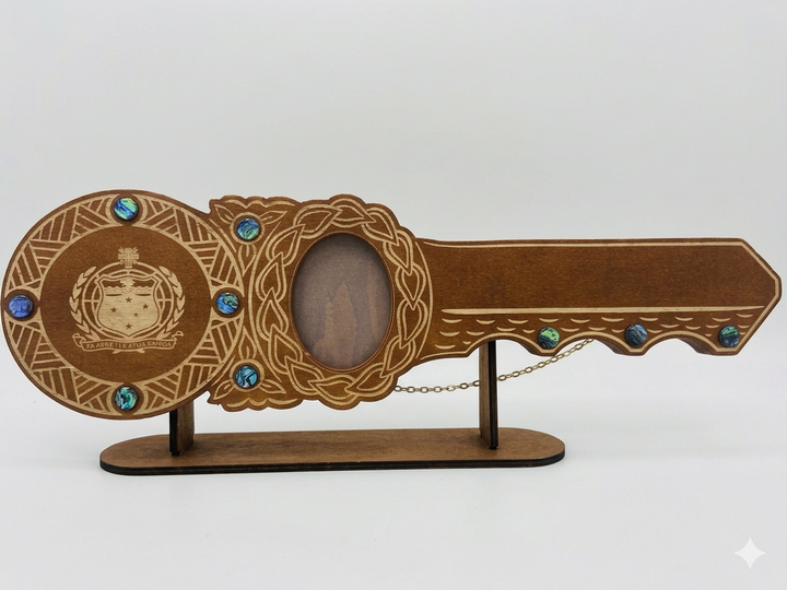 21st key Samoan Shield design with stand