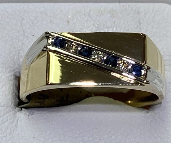 Ring - 9 ct sapphire and diamond I